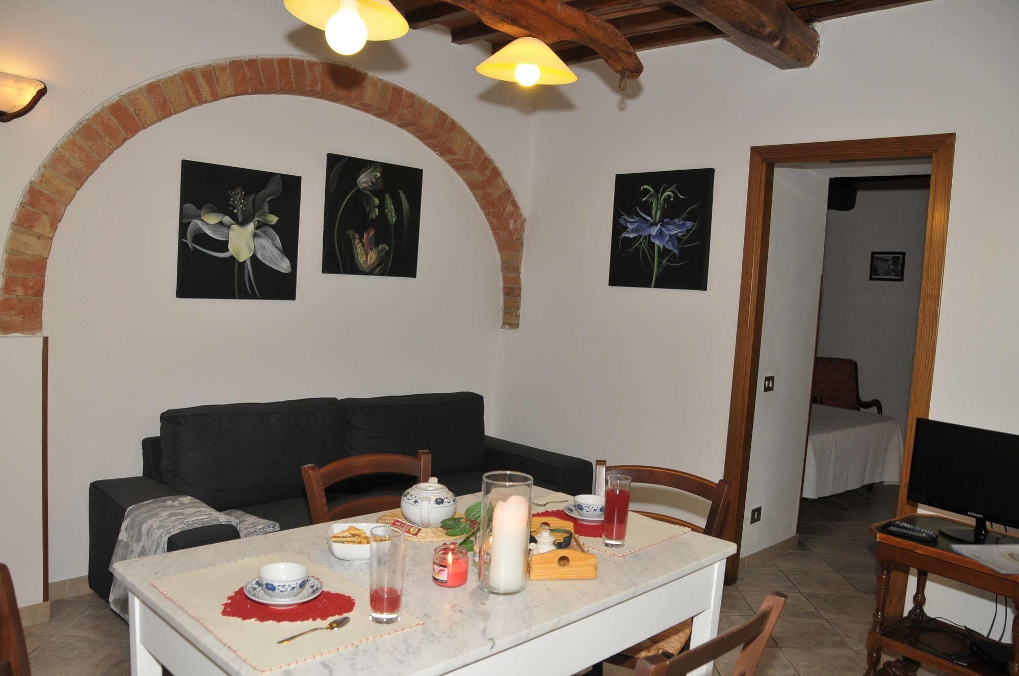 Agriturismo Renai E Monte กัมบาสซี แตร์เม ภายนอก รูปภาพ